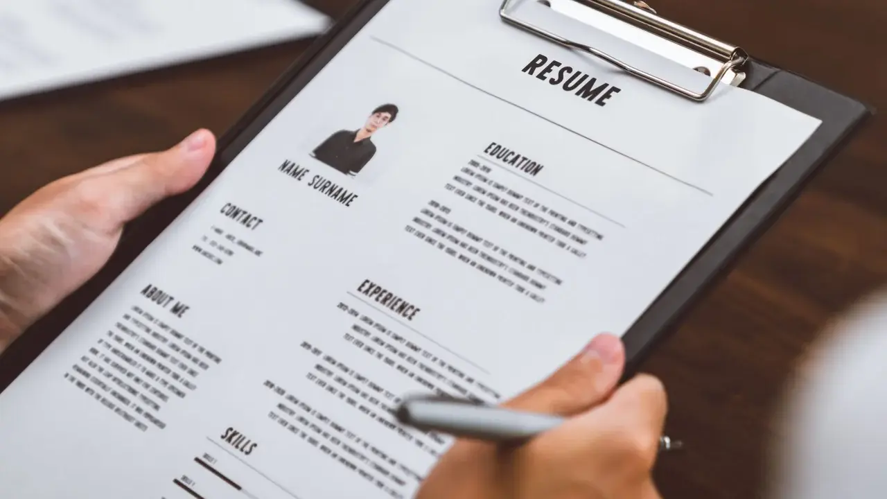 Revisione di un curriculum vitae con sezioni per esperienze e competenze. Le lingue sono fondamentali per un curriculum efficace.