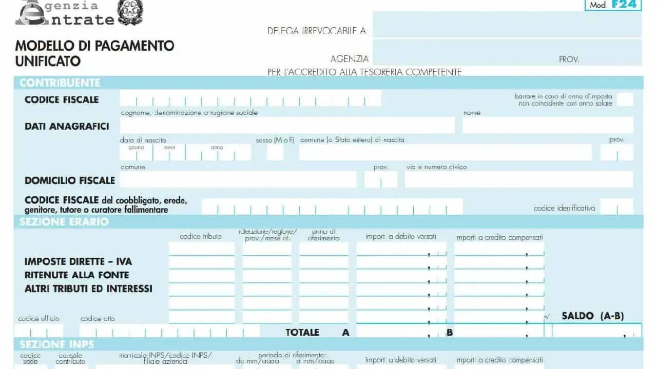 Modello F24 per il pagamento di tributi, con campi per codici tributo forfettari, dati anagrafici e imposte.
