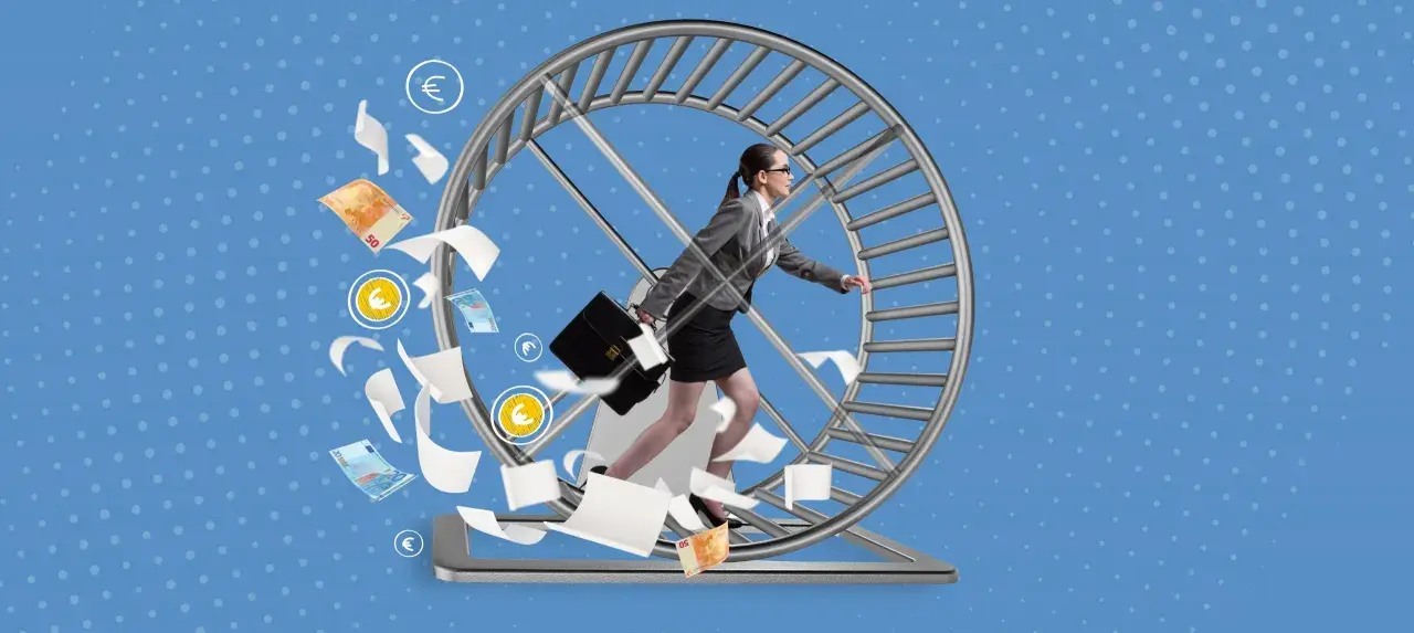 Donna in carriera corre su una ruota, circondata da banconote e fogli. Un'immagine che simboleggia la frenesia del lavoro e la **learning culture** che spinge a migliorarsi costantemente.
