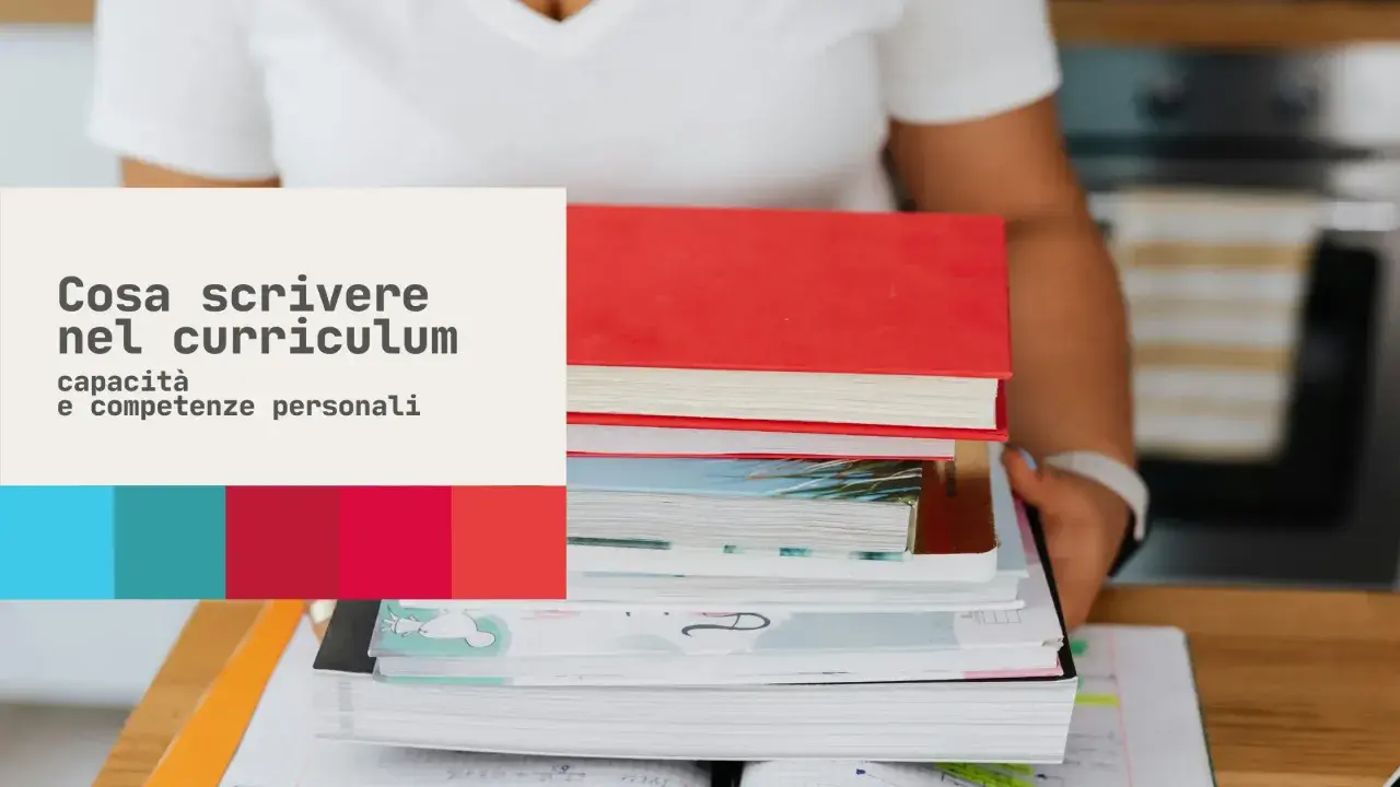 Cosa scrivere nel curriculum: capacità e competenze personali. Un mucchio di libri, tra cui uno rosso, suggerisce la ricerca di conoscenze per valorizzare le proprie abilità.
