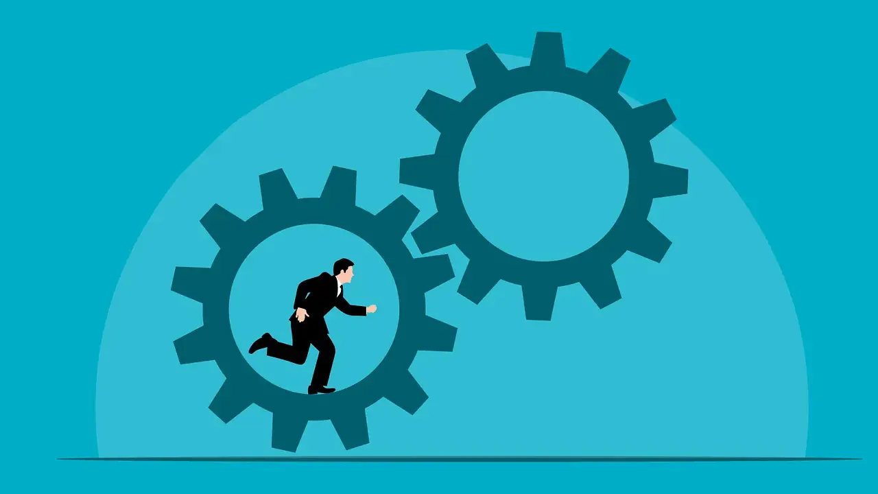 Uomo in giacca e cravatta corre dentro un ingranaggio, simboleggiando l'importanza dell'esperienza lavorativa pertinente nel far girare il motore del successo.