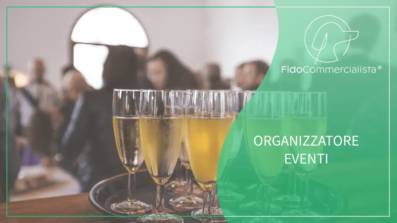 Coppa di champagne per un evento speciale. FidoCommercialista, esperto nel codice ATECO per organizzazione eventi, celebra il successo.