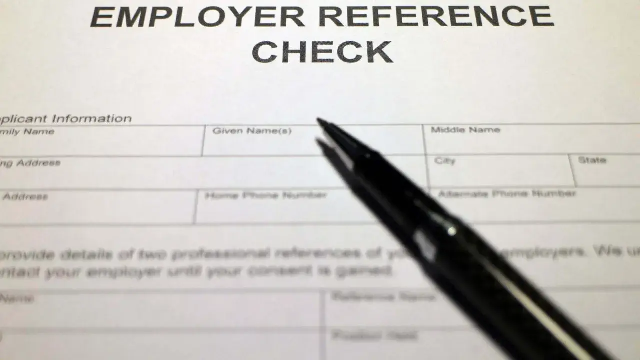 Modulo per chiedere referenze lavorative. Una penna nera è appoggiata sul foglio.