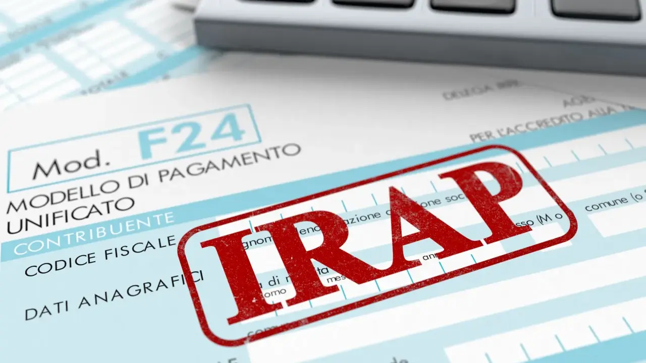 Modello F24 con timbro rosso "IRAP". La domanda "IRAP chi la paga" trova risposta in questo documento fiscale.