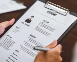 Revisione di un curriculum vitae con sezioni per esperienze e competenze. Le lingue sono fondamentali per un curriculum efficace.