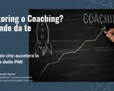 Il mentoring significato è un percorso di crescita. Una lavagna mostra un razzo e un grafico in salita, con la parola "Coaching".