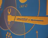 Grafica astratta con elementi dorati su sfondo blu, che illustra esempi di tattica e strategia con frecce e simboli.