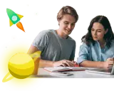 Giovani studiano con un laptop e quaderni, circondati da elementi spaziali come un razzo e un pianeta. Scopri i lacerba corsi gratuiti per un futuro brillante.