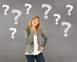 Donna pensierosa circondata da punti interrogativi. "Vendimi questa penna", risponde, cercando l'ispirazione.