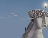 Un uomo sale una scala verso un labirinto nella testa di una statua, simbolo di esempi di problem solving nella vita quotidiana. Una lampadina illumina la soluzione.