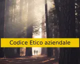 Due persone camminano in un bosco nebbioso, illuminate da raggi di sole. Sopra di loro, una barra gialla recita "Codice Etico aziendale".