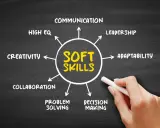 Schema che illustra la lista delle soft skills: comunicazione, leadership, adattabilità, problem solving, decision making, collaborazione, creatività e high EQ.