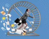 Donna in carriera corre su una ruota, circondata da banconote e fogli. Un'immagine che simboleggia la frenesia del lavoro e la **learning culture** che spinge a migliorarsi costantemente.