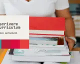 Cosa scrivere nel curriculum: capacità e competenze personali. Un mucchio di libri, tra cui uno rosso, suggerisce la ricerca di conoscenze per valorizzare le proprie abilità.