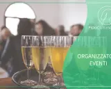 Coppa di champagne per un evento speciale. FidoCommercialista, esperto nel codice ATECO per organizzazione eventi, celebra il successo.