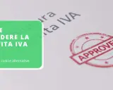 Guida alla chiusura della partita IVA: procedure, costi e alternative. Timbro "Approved" su documento.