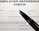 Modulo per chiedere referenze lavorative. Una penna nera è appoggiata sul foglio.