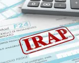 Modello F24 con timbro rosso "IRAP". La domanda "IRAP chi la paga" trova risposta in questo documento fiscale.
