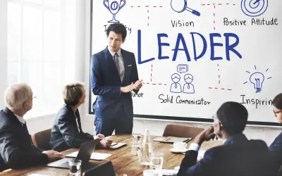 Uomo d'affari presenta i modelli di leadership: visione, positività, comunicazione e ispirazione.