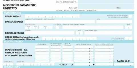 Modello F24 per il pagamento di tributi, con campi per codici tributo forfettari, dati anagrafici e imposte.