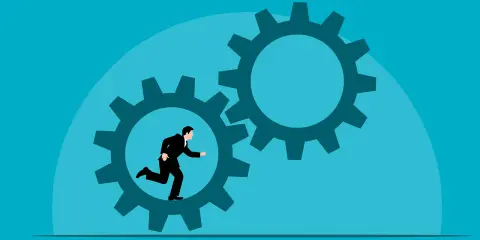 Uomo in giacca e cravatta corre dentro un ingranaggio, simboleggiando l'importanza dell'esperienza lavorativa pertinente nel far girare il motore del successo.