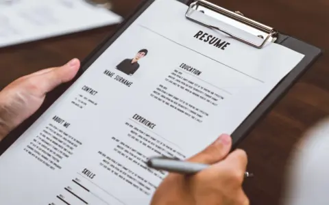 Revisione di un curriculum vitae con sezioni per esperienze e competenze. Le lingue sono fondamentali per un curriculum efficace.