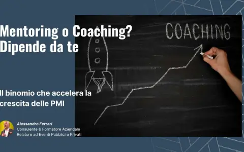 Il mentoring significato è un percorso di crescita. Una lavagna mostra un razzo e un grafico in salita, con la parola "Coaching".