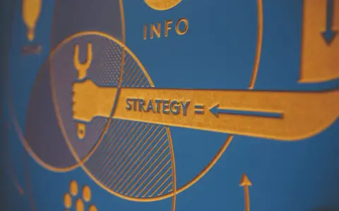 Grafica astratta con elementi dorati su sfondo blu, che illustra esempi di tattica e strategia con frecce e simboli.