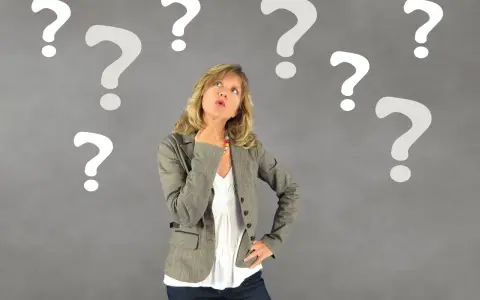 Donna pensierosa circondata da punti interrogativi. "Vendimi questa penna", risponde, cercando l'ispirazione.