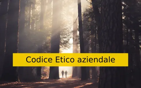 Due persone camminano in un bosco nebbioso, illuminate da raggi di sole. Sopra di loro, una barra gialla recita "Codice Etico aziendale".