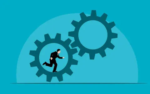 Uomo in giacca e cravatta corre dentro un ingranaggio, simboleggiando l'importanza dell'esperienza lavorativa pertinente nel far girare il motore del successo.
