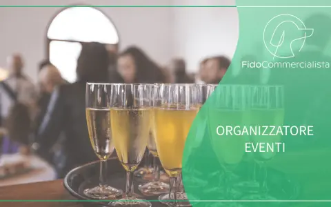Coppa di champagne per un evento speciale. FidoCommercialista, esperto nel codice ATECO per organizzazione eventi, celebra il successo.