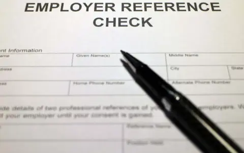Modulo per chiedere referenze lavorative. Una penna nera è appoggiata sul foglio.
