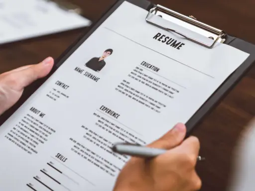Revisione di un curriculum vitae con sezioni per esperienze e competenze. Le lingue sono fondamentali per un curriculum efficace.