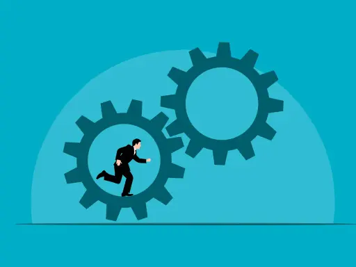 Uomo in giacca e cravatta corre dentro un ingranaggio, simboleggiando l'importanza dell'esperienza lavorativa pertinente nel far girare il motore del successo.