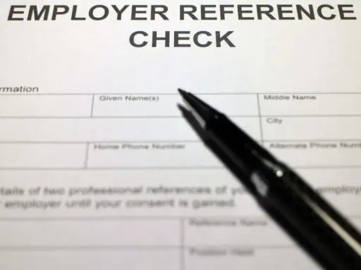 Modulo per chiedere referenze lavorative. Una penna nera è appoggiata sul foglio.