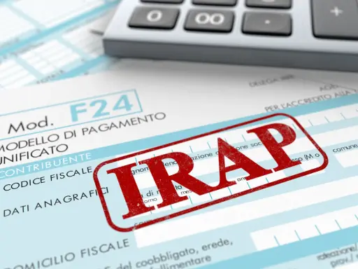 Modello F24 con timbro rosso "IRAP". La domanda "IRAP chi la paga" trova risposta in questo documento fiscale.