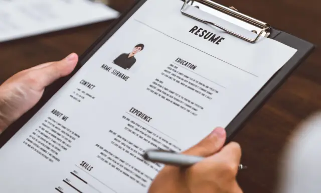 Revisione di un curriculum vitae con sezioni per esperienze e competenze. Le lingue sono fondamentali per un curriculum efficace.