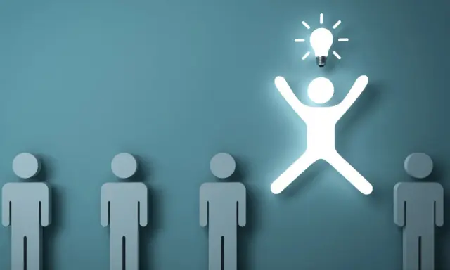 Una figura umana luminosa con una lampadina sopra la testa, simbolo di problem solving, si distingue da altre figure grigie.