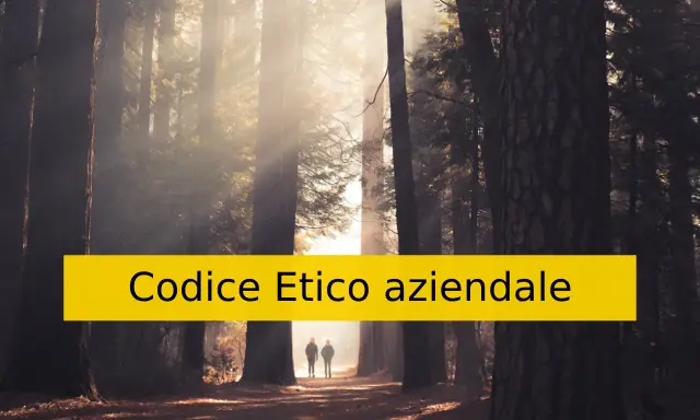 Due persone camminano in un bosco nebbioso, illuminate da raggi di sole. Sopra di loro, una barra gialla recita "Codice Etico aziendale".