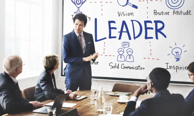 Uomo d'affari presenta i modelli di leadership: visione, positività, comunicazione e ispirazione.