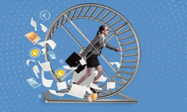 Donna in carriera corre su una ruota, circondata da banconote e fogli. Un'immagine che simboleggia la frenesia del lavoro e la **learning culture** che spinge a migliorarsi costantemente.