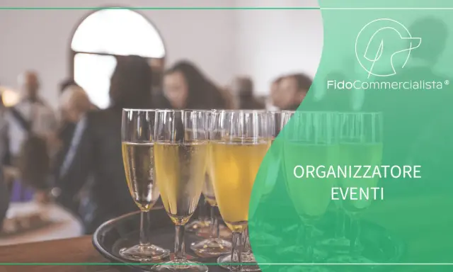 Coppa di champagne per un evento speciale. FidoCommercialista, esperto nel codice ATECO per organizzazione eventi, celebra il successo.