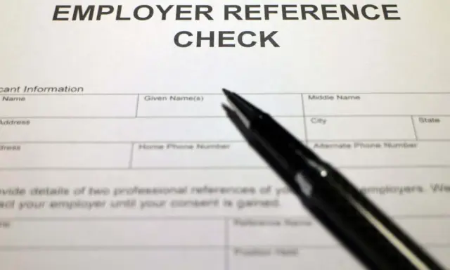 Modulo per chiedere referenze lavorative. Una penna nera è appoggiata sul foglio.