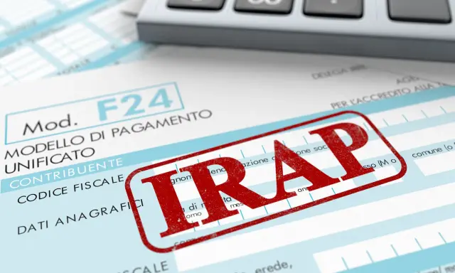 Modello F24 con timbro rosso "IRAP". La domanda "IRAP chi la paga" trova risposta in questo documento fiscale.