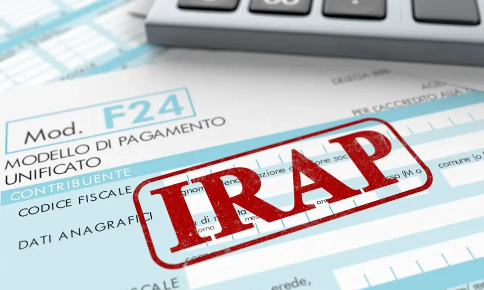 Modello F24 con timbro rosso "IRAP". La domanda "IRAP chi la paga" trova risposta in questo documento fiscale.